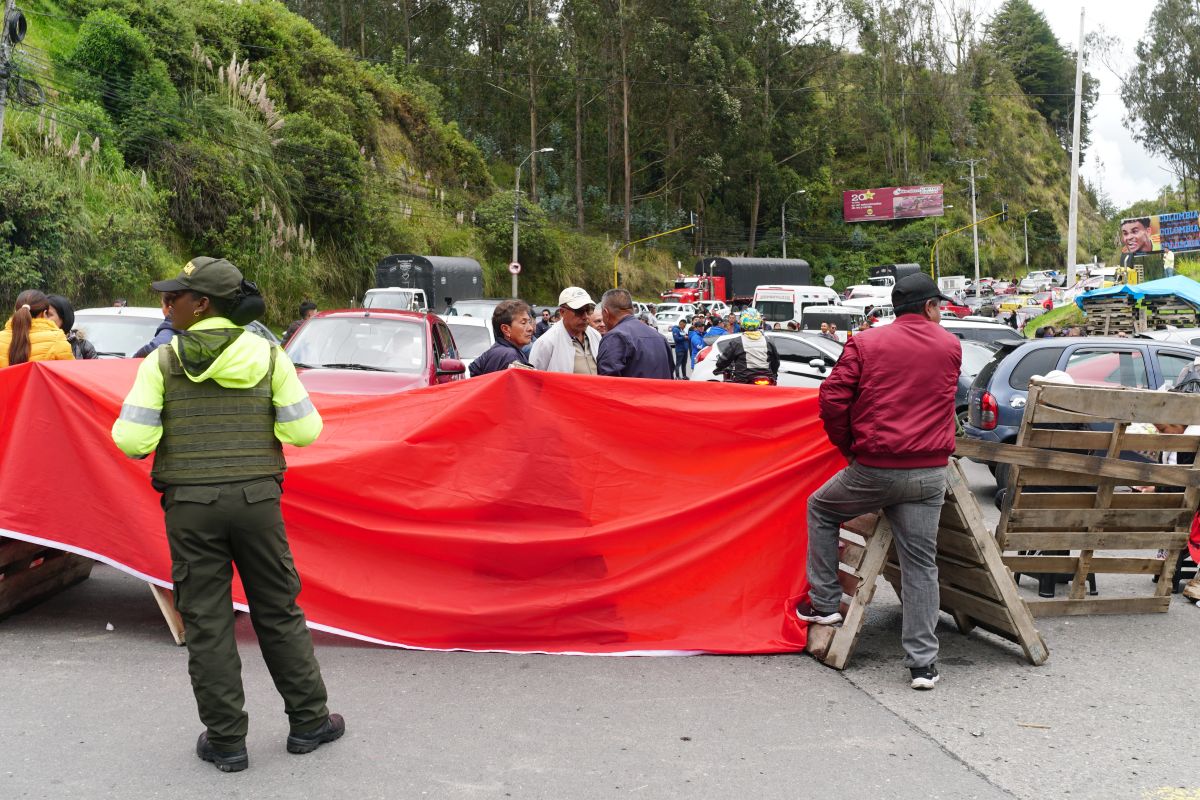 En protesta por la guerra comercial, comerciantes bloquean el paso entre Colombia y Ecuador