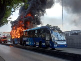 Guayaquil, sábado 21 de marzo del 2026 Un bus de la metrovia que circulaba en el sentido centro-norte se incendio cerca de la puerta #9 del cementerio. Fotos: César Muñoz/API