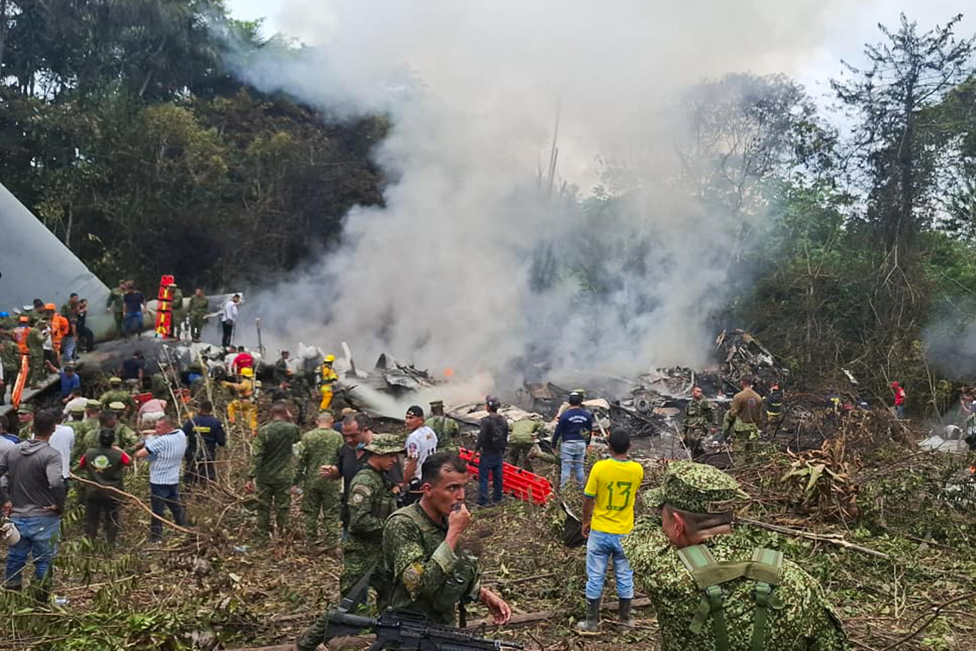 Al menos ocho muertos y 83 heridos en caída de avión militar colombiano