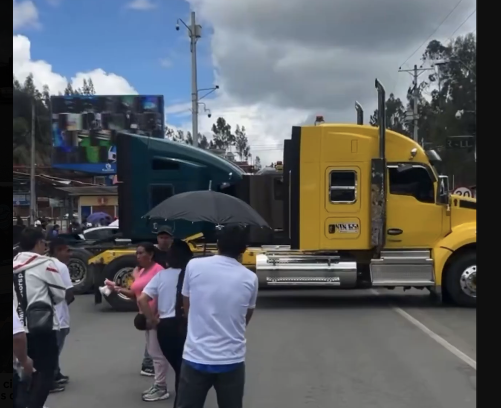 Camiones bloquean puente entre Colombia y Ecuador contra guerra comercial