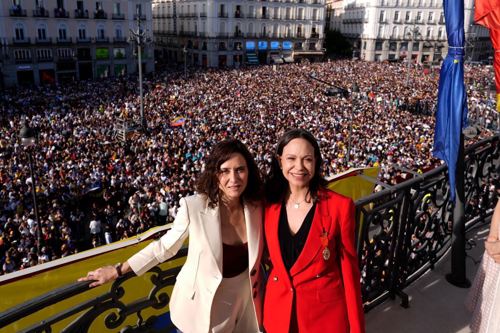 María Corina Machado e Isabel Díaz Ayuso reciben a miles de venezolanos en la Puerta del Sol al grito de «libertad»