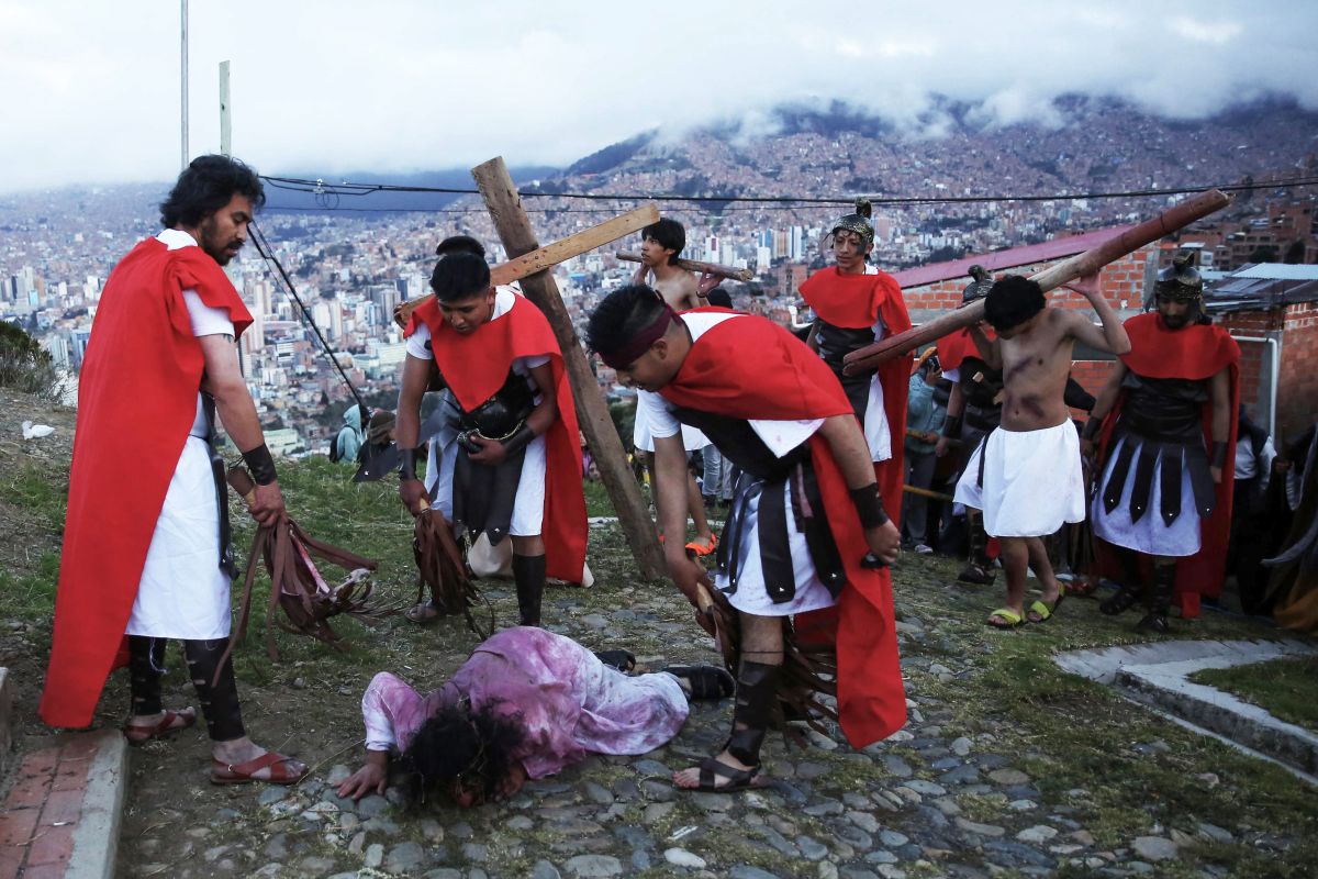 En Bolivia, los fieles celebran el Viernes Santo pidiendo paz en el mundo