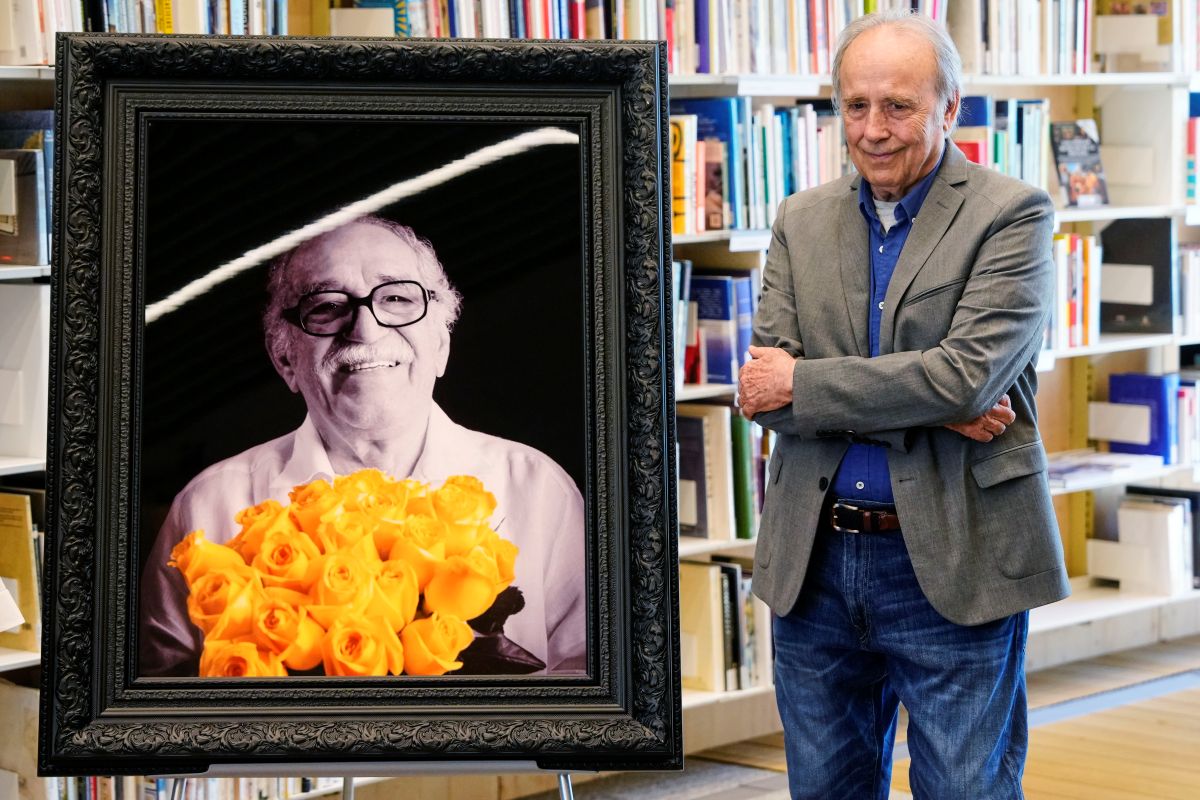 Petro entrega retrato de García Márquez al alcalde de Barcelona durante cumbre progresista