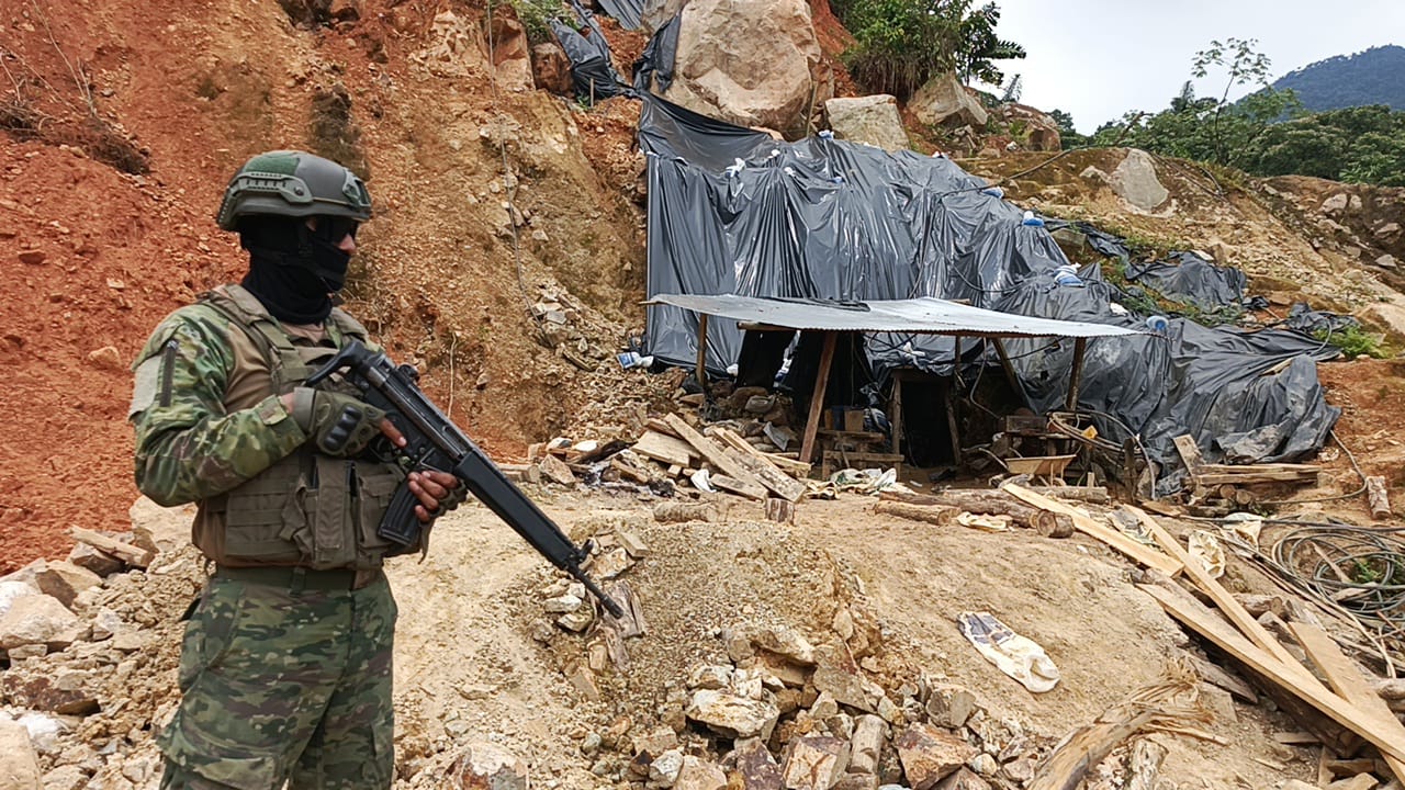 Comandos estadounidenses se unen a tropas ecuatorianas en una misión contra narcoterroristas, reporta CBS