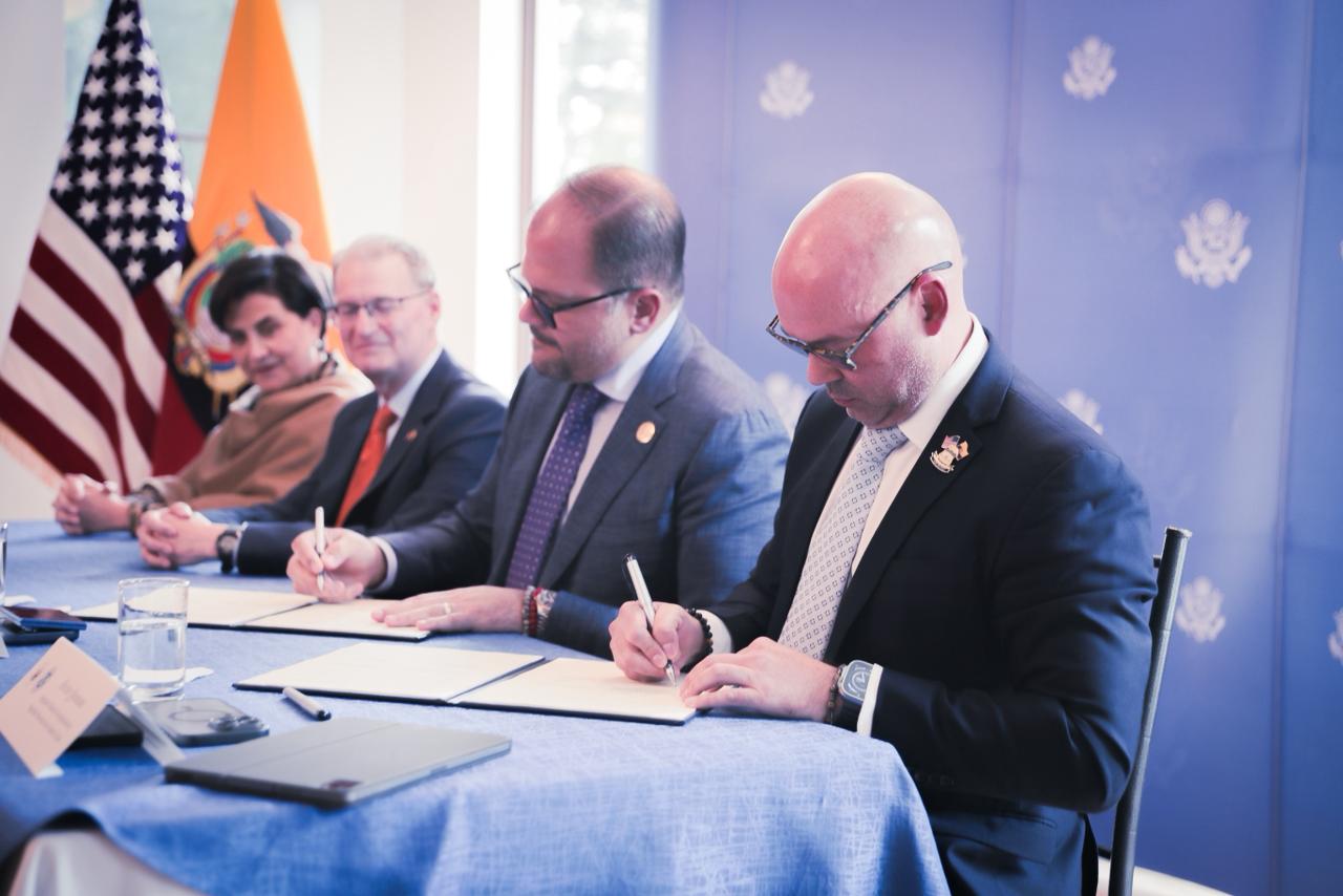 Ecuador y EE.UU. firman acuerdo para intercambiar inteligencia contra el crimen