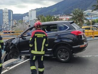 Vehículo queda suspendido en puente de la Av. Atahualpa en Quito tras siniestro vial sin heridos.Cortesía Bomberos Quito (Imagen tomada de Expreso)