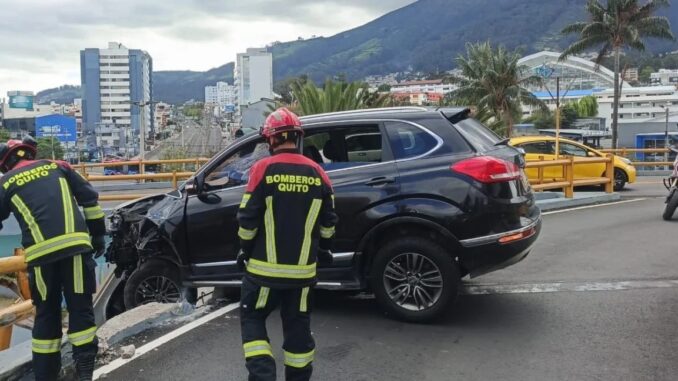 Vehículo queda suspendido en puente de la Av. Atahualpa en Quito tras siniestro vial sin heridos.Cortesía Bomberos Quito (Imagen tomada de Expreso)
