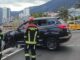 Vehículo queda suspendido en puente de la Av. Atahualpa en Quito tras siniestro vial sin heridos.Cortesía Bomberos Quito (Imagen tomada de Expreso)