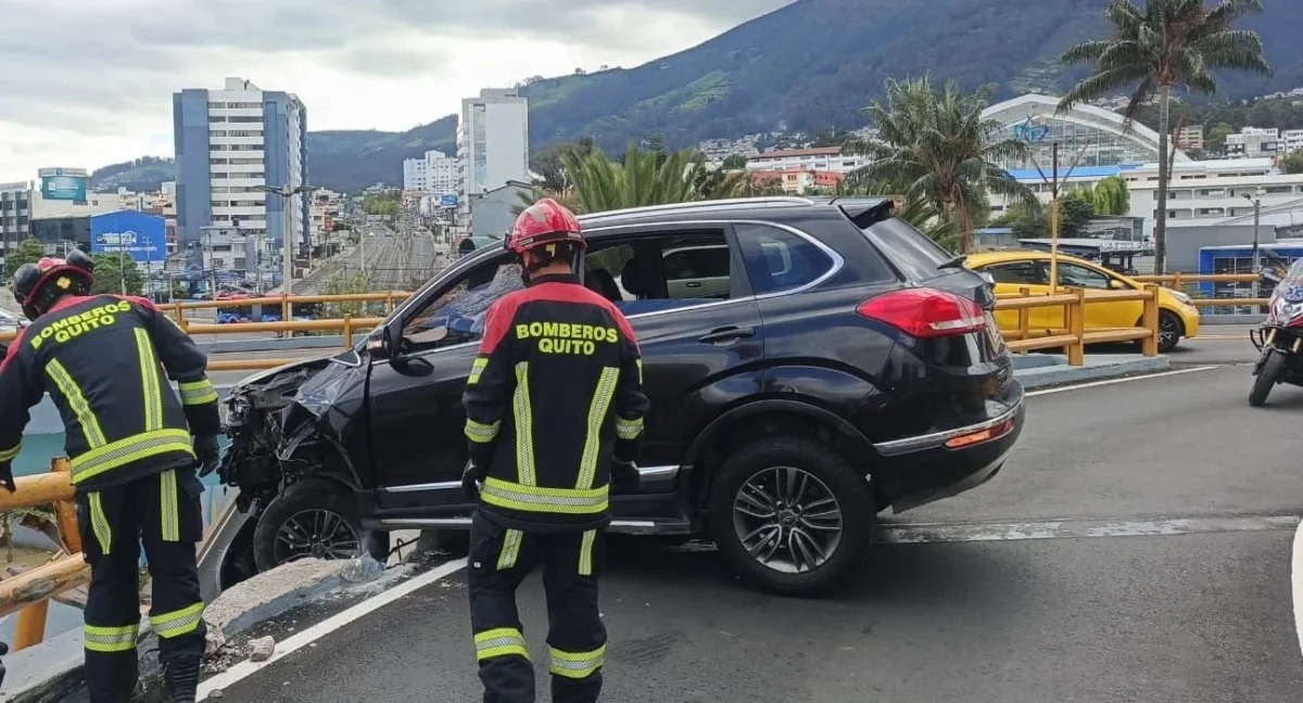 Vehículo queda colgado en puente y provoca caos vial en el norte de Quito