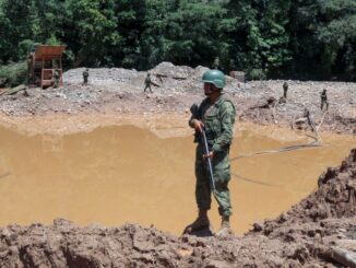 Policías y militares realizan un operativo contra la minería ilegal, el 7 de mayo de 2023, en el sector de Guayusa en el Rio Punino, provincia del Napo (Ecuador).