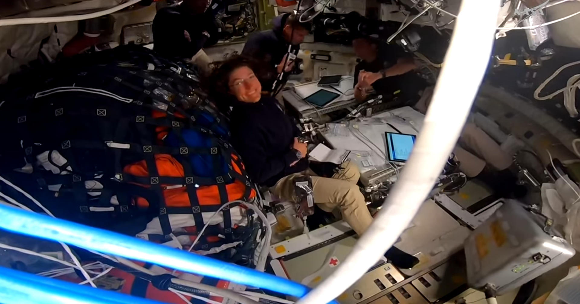 Astronautas de Artemis II alcanzan órbita lunar tras 50 años de ausencia humana