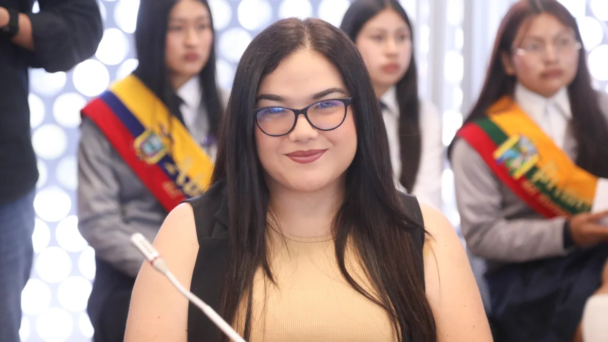 Correísmo expulsa de su bancada a la legisladora Annie Muñoz