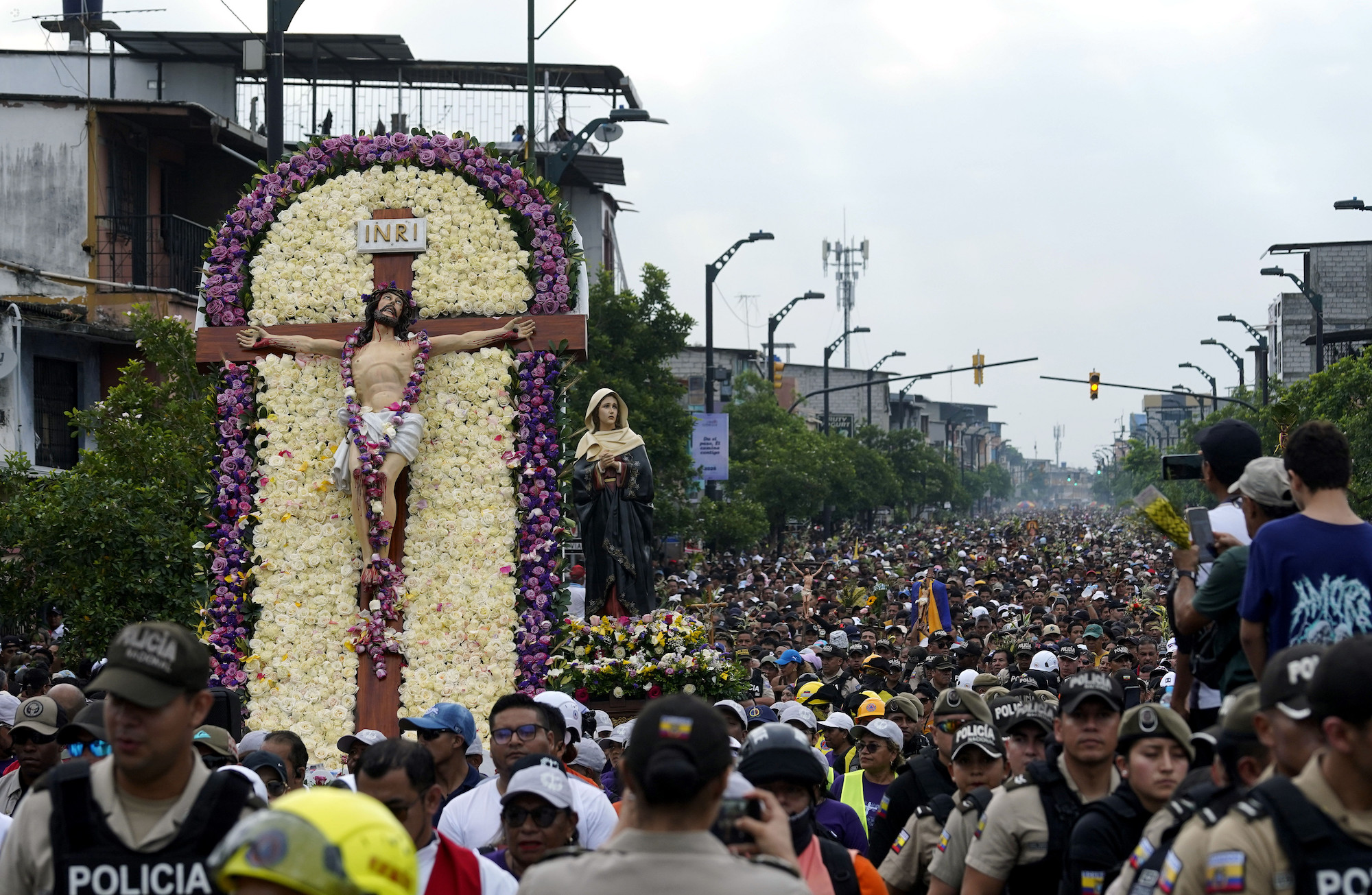 Miles acompañan la procesión del Cristo del Consuelo, en Guayaquil