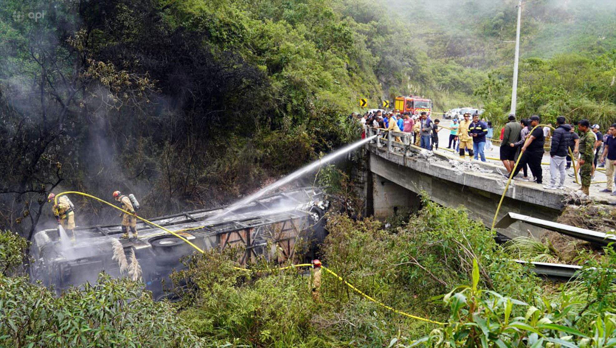 Catorce muertos y 29 heridos en accidente de bus en la Cuenca-Molleturo