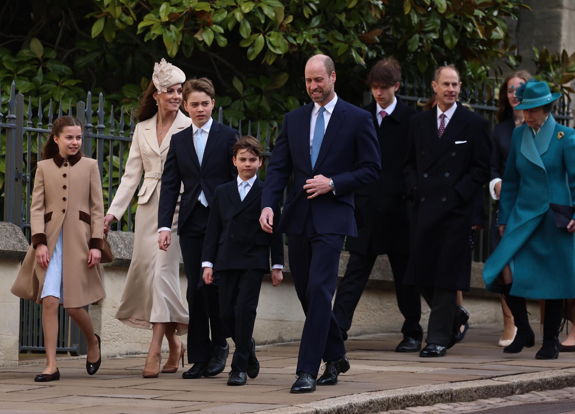 Familia real británica asiste a misa de Pascua sin princesas Beatriz y Eugenia