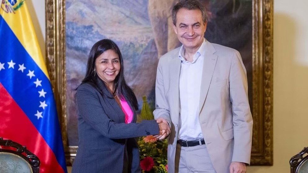 Zapatero, el nexo entre Sánchez y Delcy Rodríguez, es investigado por varios delitos dentro del caso ‘Plus Ultra’
