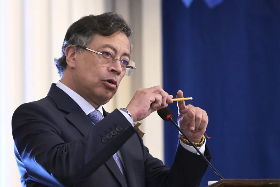Petro dice que está dispuesto a retirar los aranceles a los productos ecuatorianos en Colombia