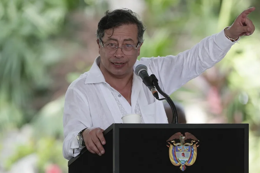 Petro dice que le interesa mantener el comercio con Ecuador porque eso «afecta a la mafia»