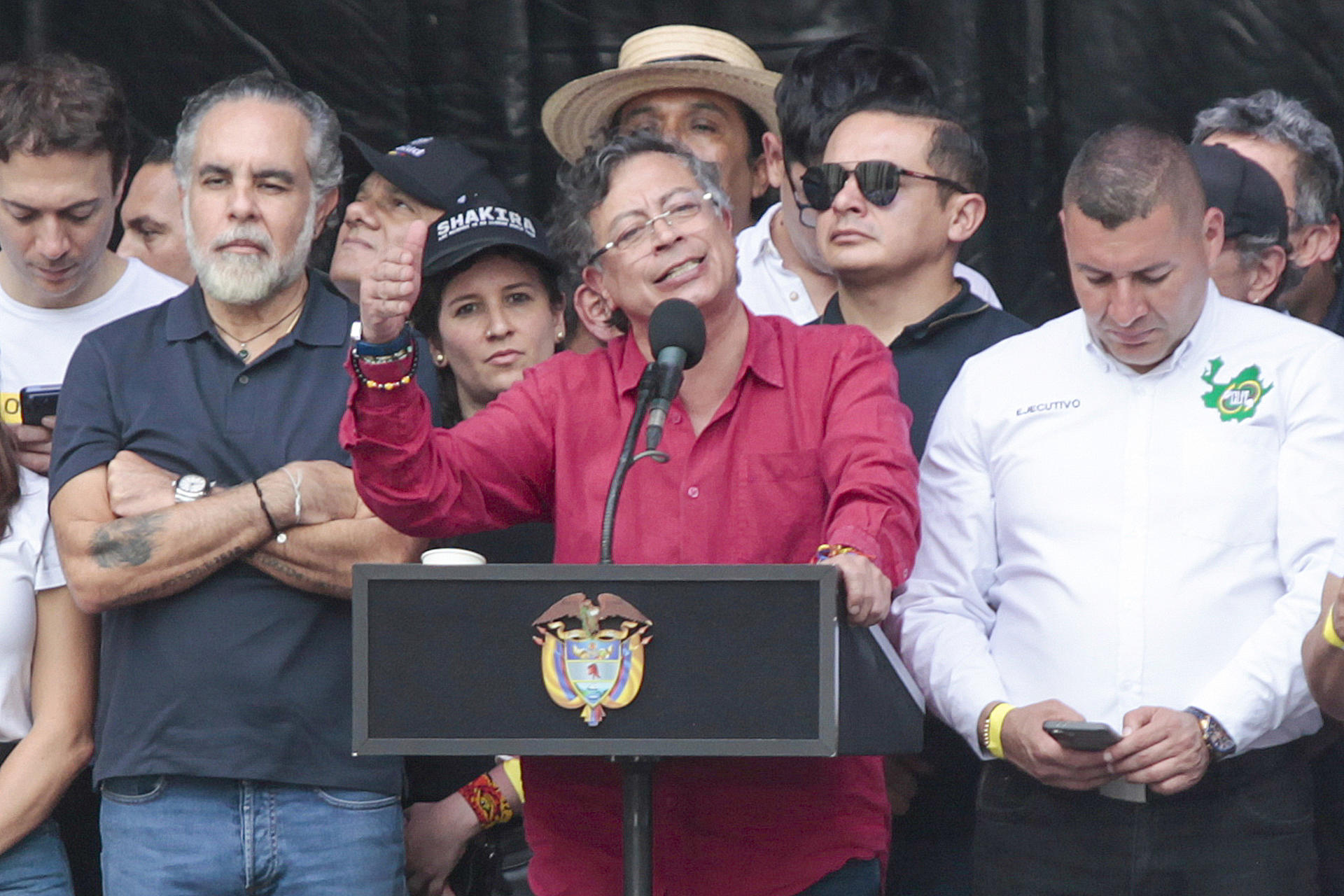 Petro dice que las armas que matan civiles en suroeste de Colombia llegan desde Ecuador