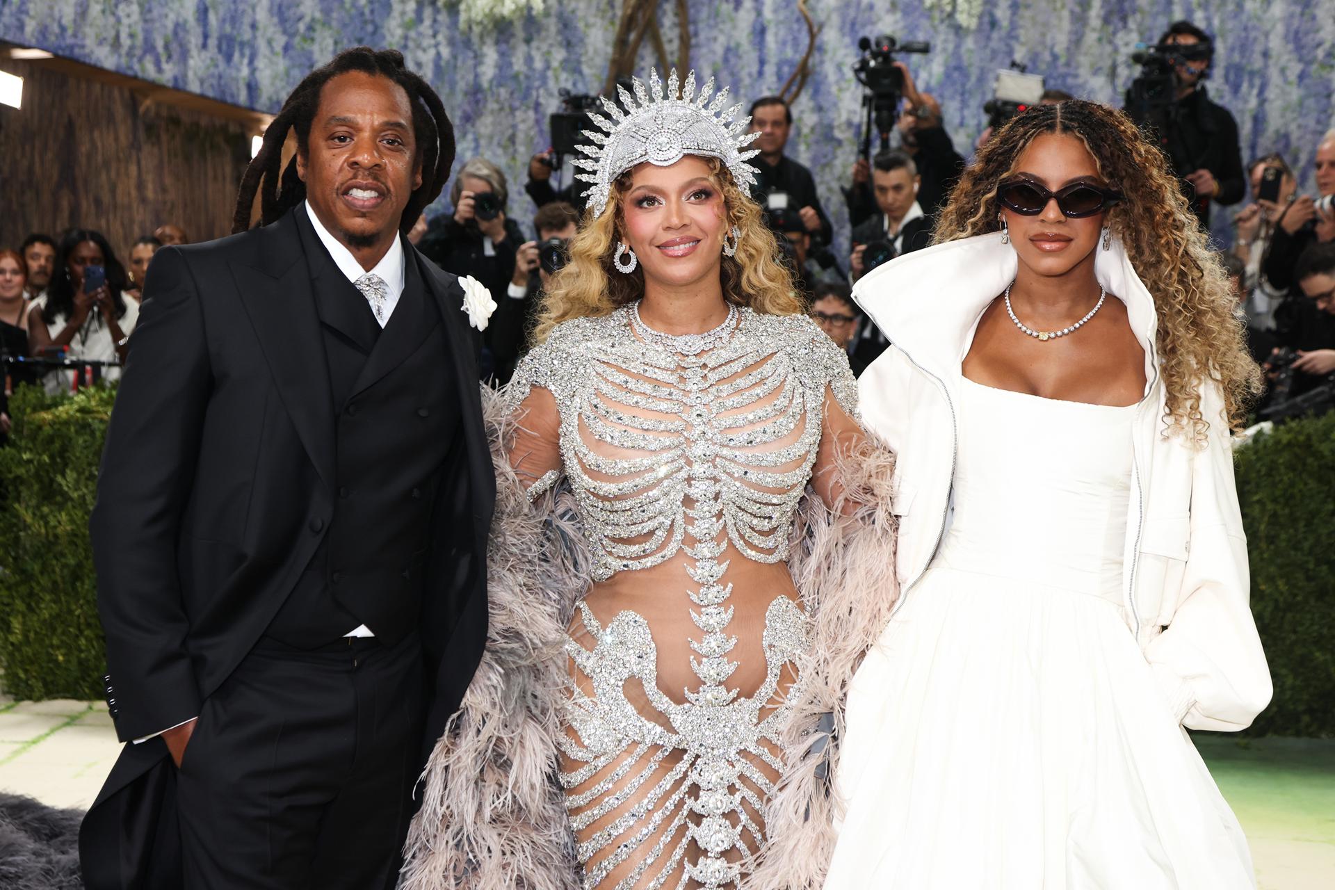 Celebridad, poder y arte se dan la mano en creativa Met Gala sin tono crítico