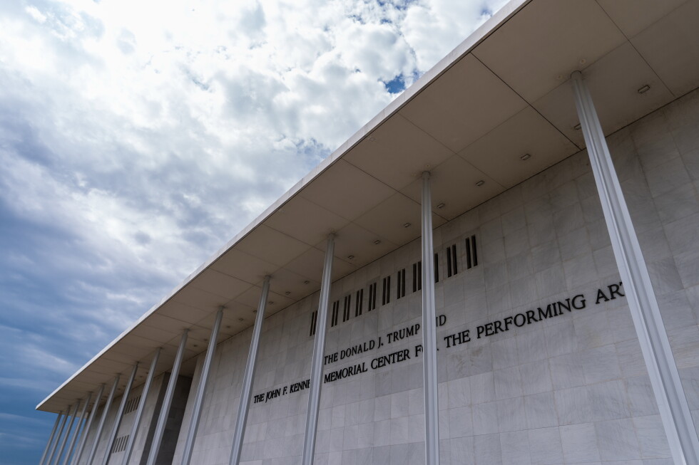 Juez prohíbe a Trump rebautizar con su nombre el Kennedy Center
