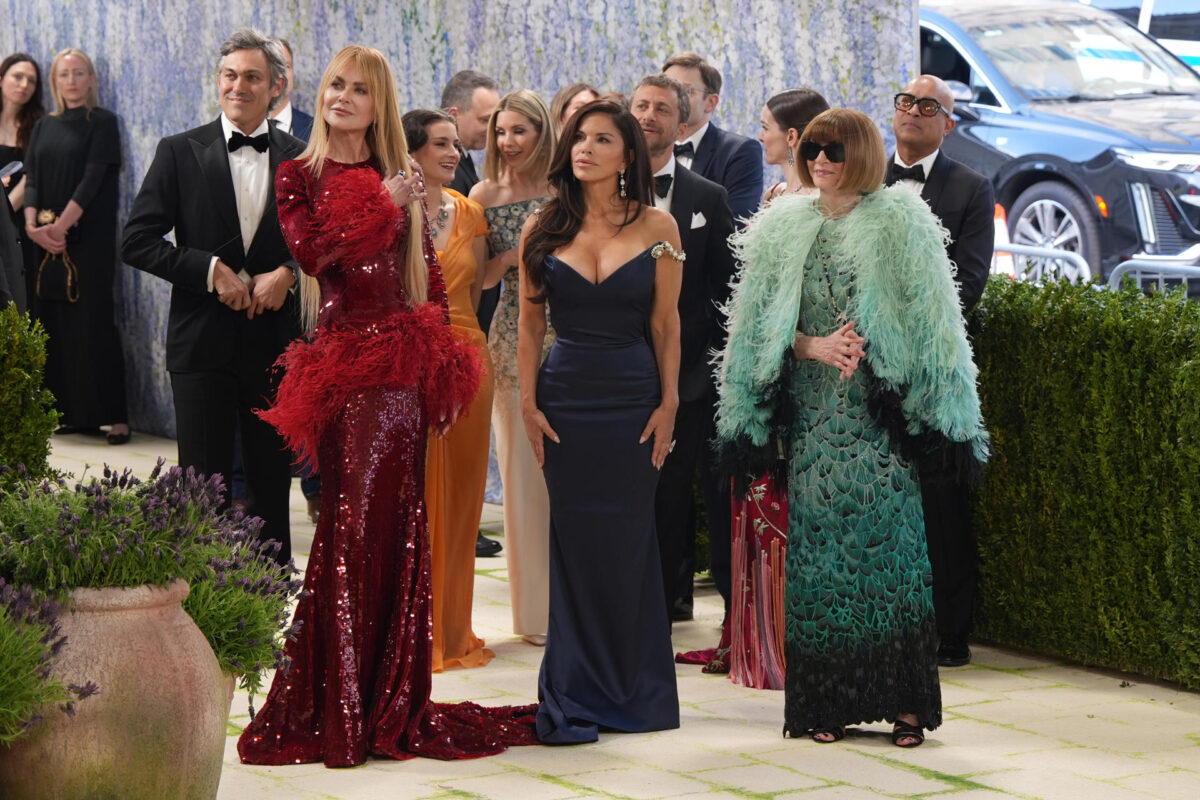 Celebridad, poder y arte se dan la mano en creativa Met Gala sin tono crítico