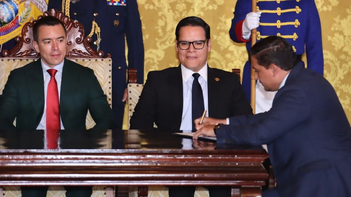 Tras cambios en el Ejecutivo, José Julio Neira deja nueve cargos y se queda con dos
