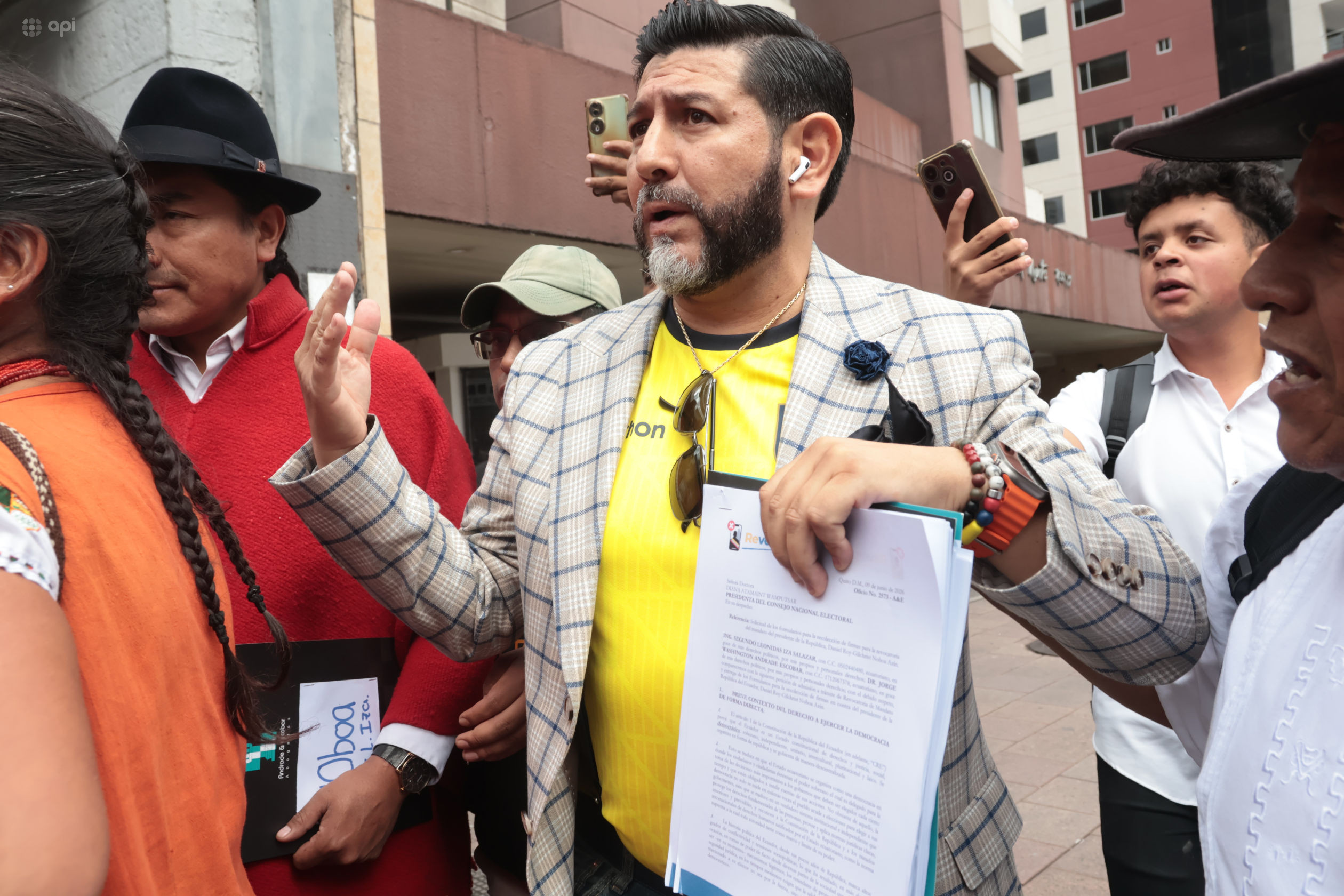 Colectivos piden formularios al CNE para la revocatoria de N