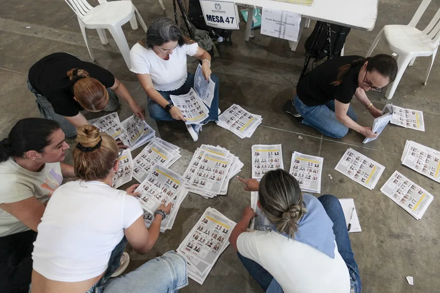 El escrutinio electoral en Colombia llega al 99,98% y coincide con el conteo del domingo