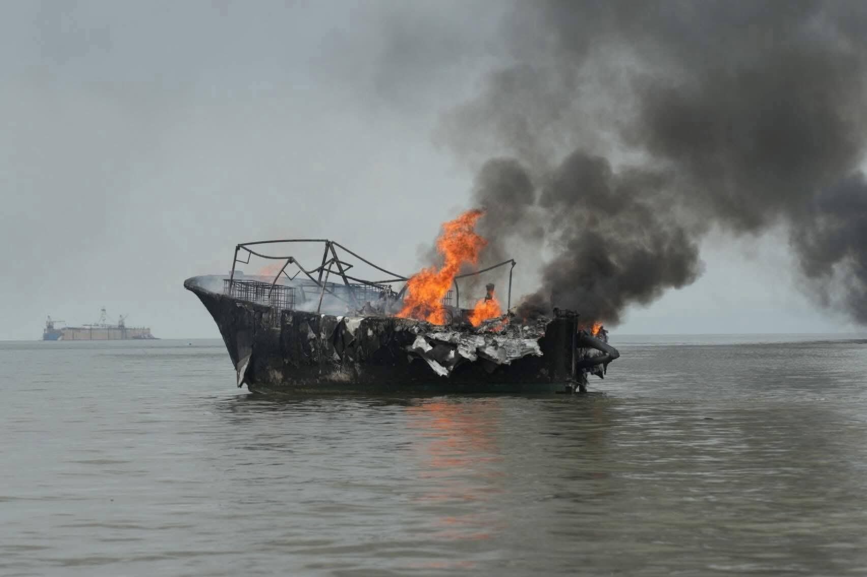 Chispa de soldadura incendia 35 barcos en el puerto de Manta
