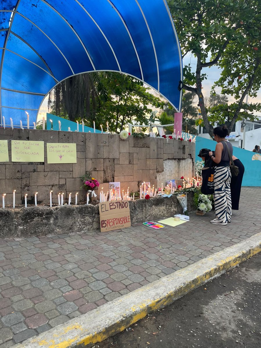 Plantón de velas en Manglaralto por la muerte de M