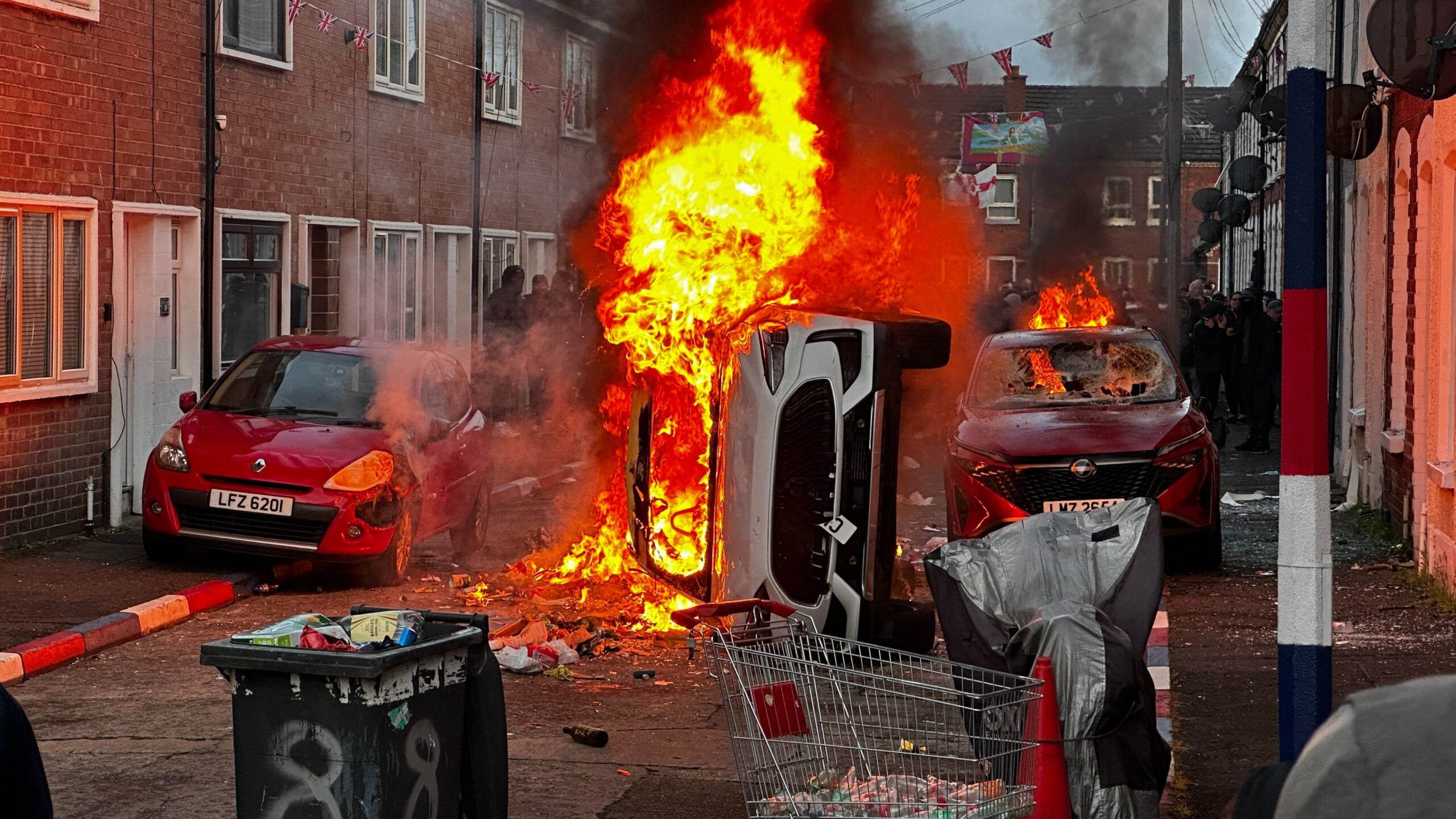 Noche de violencia en Belfast contra los migrantes