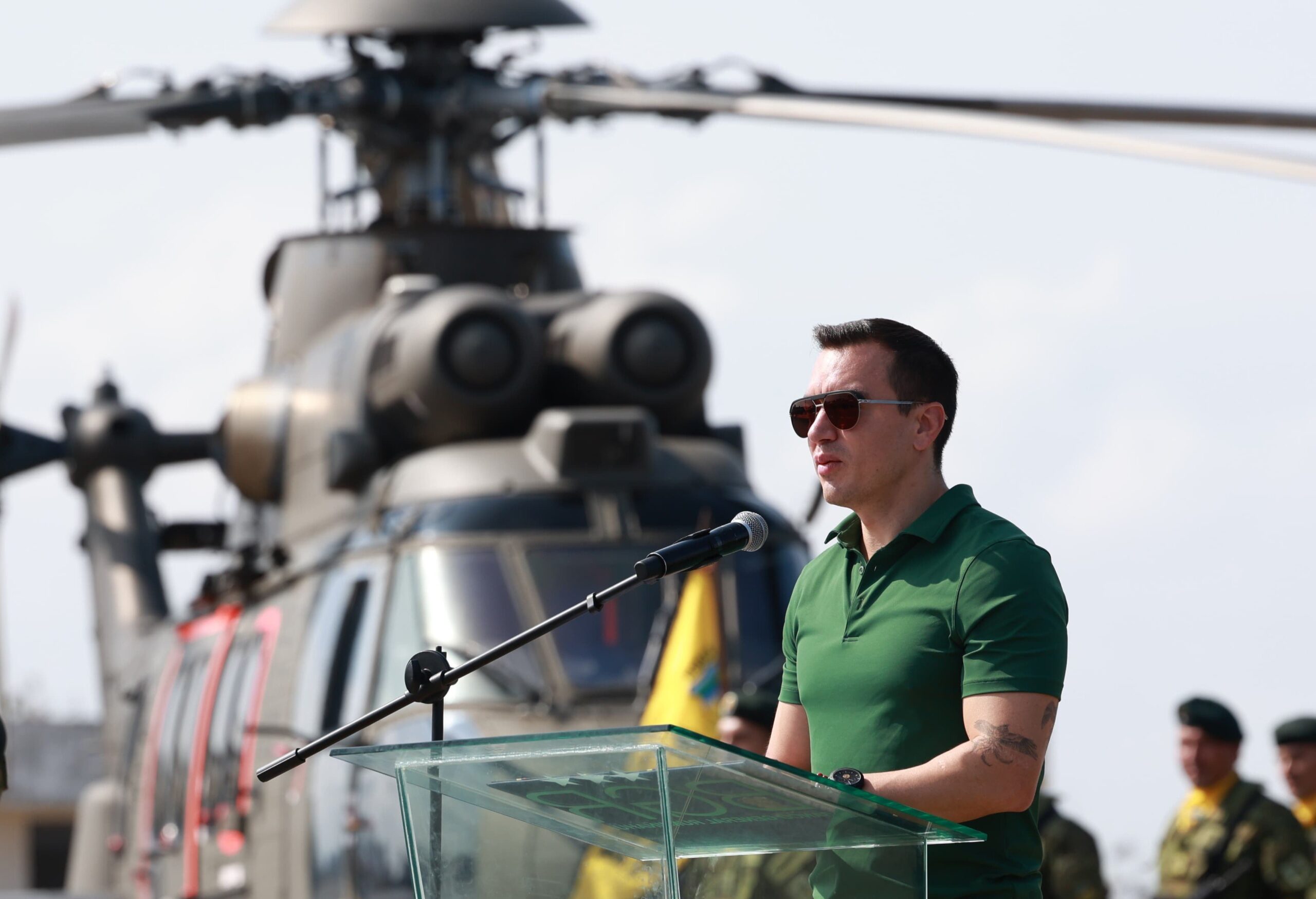 Noboa entrega aviones al Ejército en Santa Elena