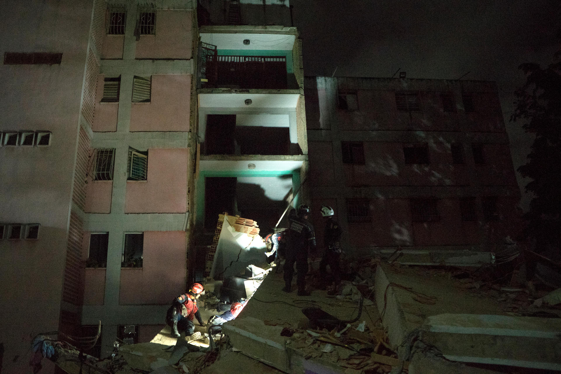 Rescate de 22 personas anima la búsqueda entre escombros en Caracas