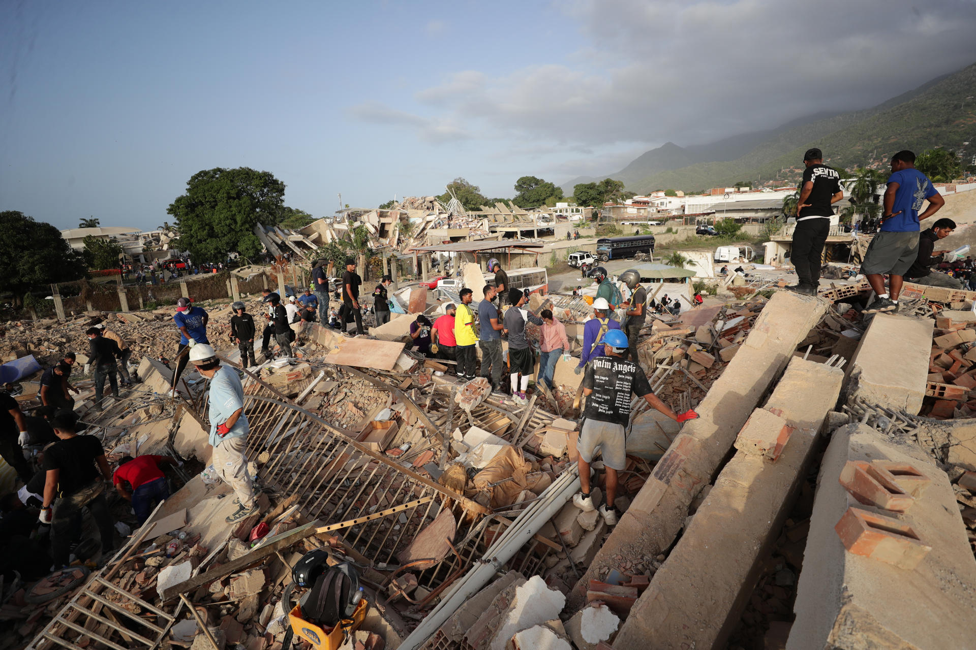 Venezuela vive horas cruciales para rescate de víctimas, a 72 horas del terremoto