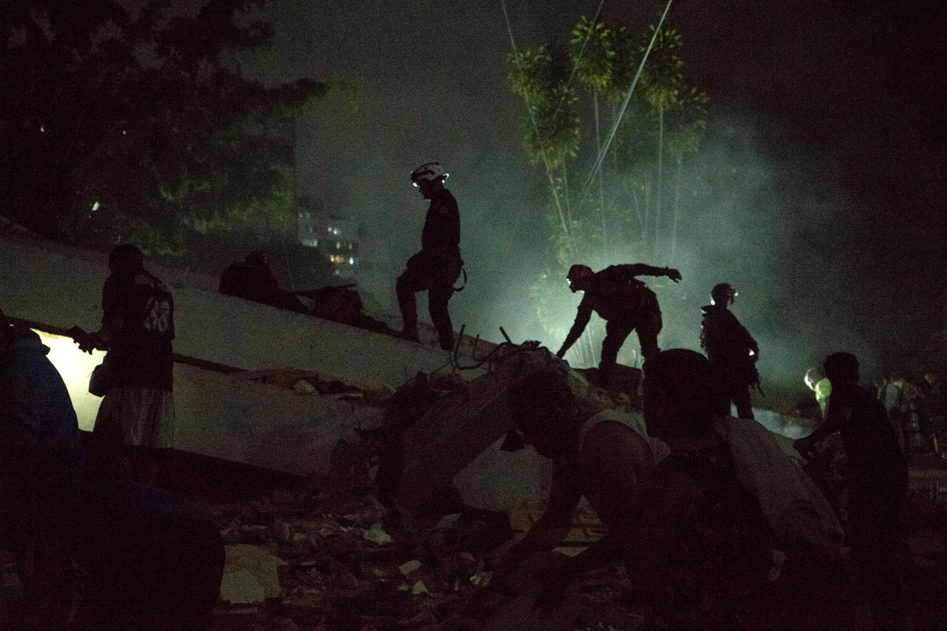 Reportan que miles están vivos bajo los escombros tras terremoto 7.5 en Venezuela