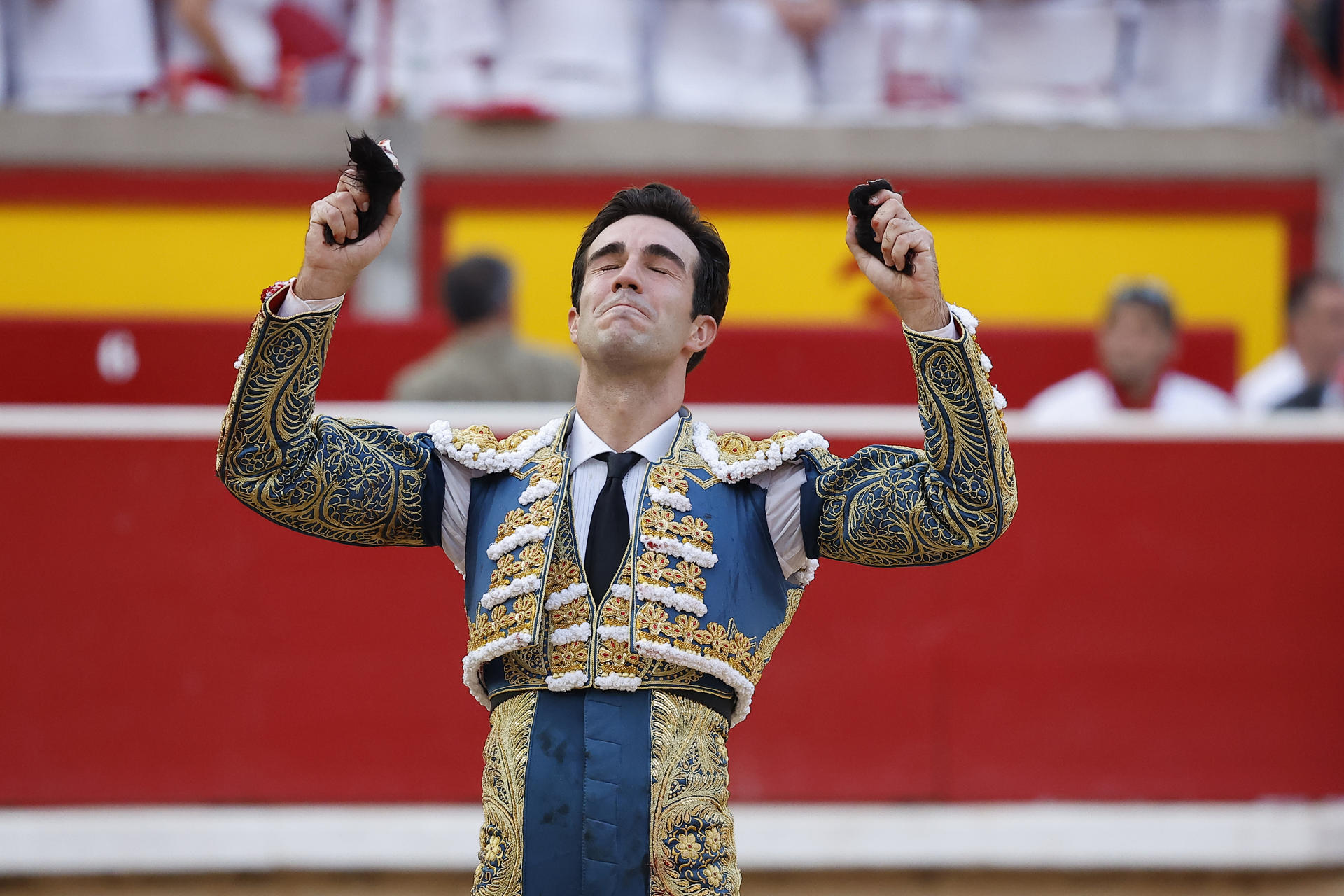 Tomás Rufo arrasa en Pamplona y cierra San Fermín con cuatro orejas