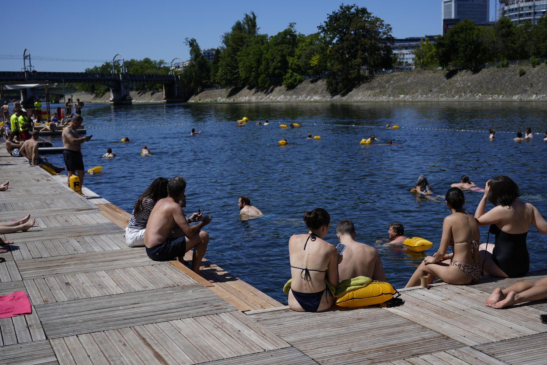 Francia mantiene 37 departamentos en alerta roja por calor extremo este lunes