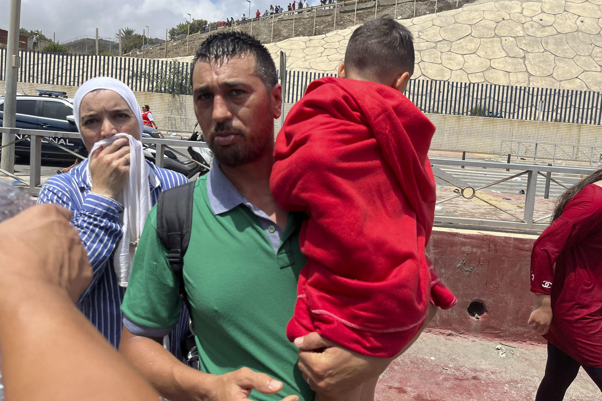 Cientos de migrantes jóvenes entran a pie en la ciudad española de Ceuta por el espigón fronterizo