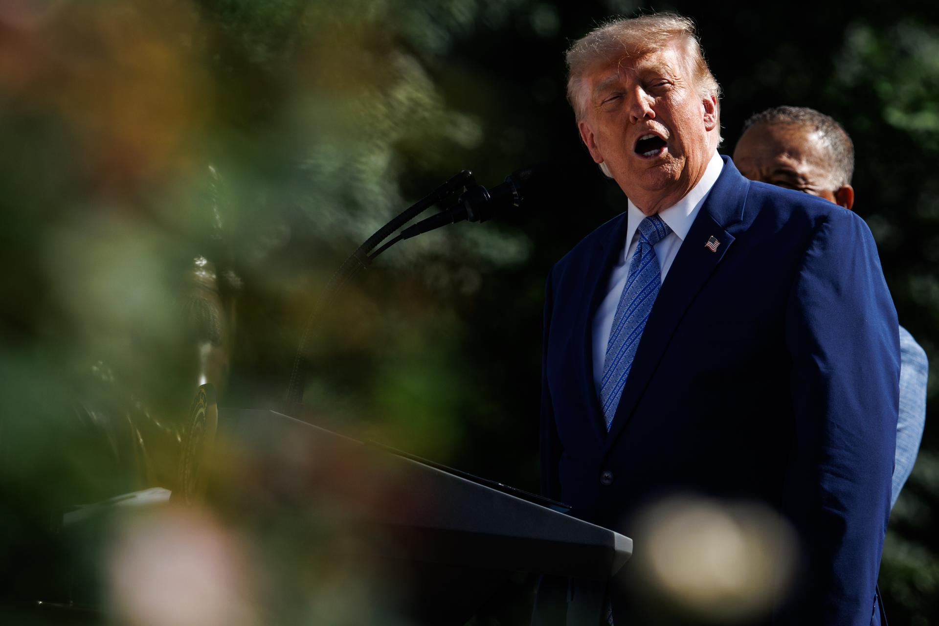 Trump impone aranceles de entre el 10 % y el 12,5 % a 60 países