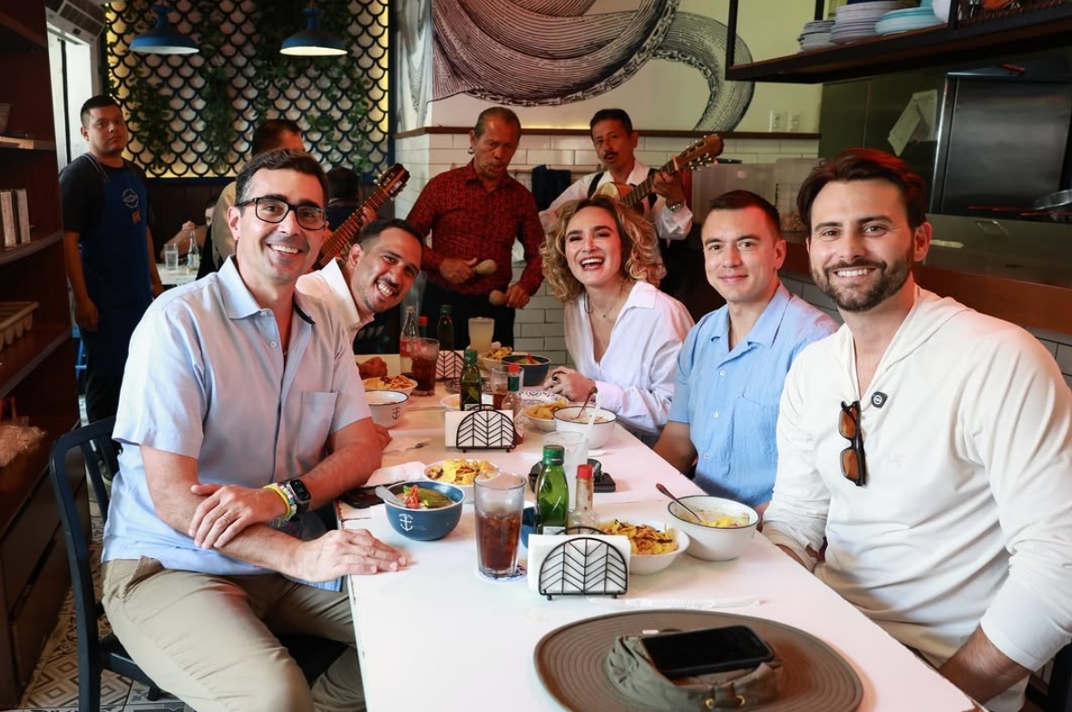 Noboa se toma una foto con sus candidatos de ADN para Guayas
