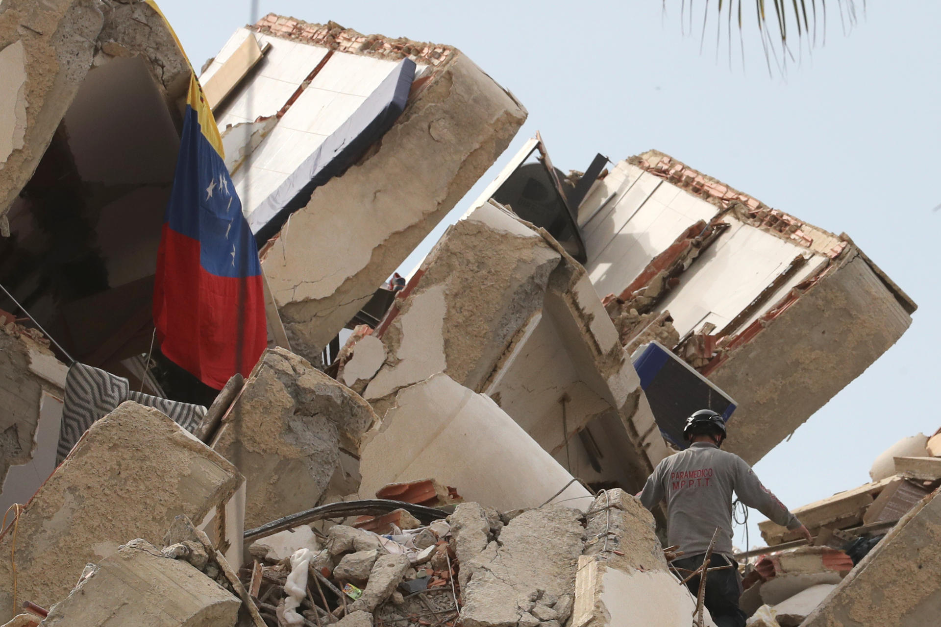 Protestas en La Guaira entre las víctimas del terremoto de Venezuela que llevan diez días en la calle sin ser reubicados