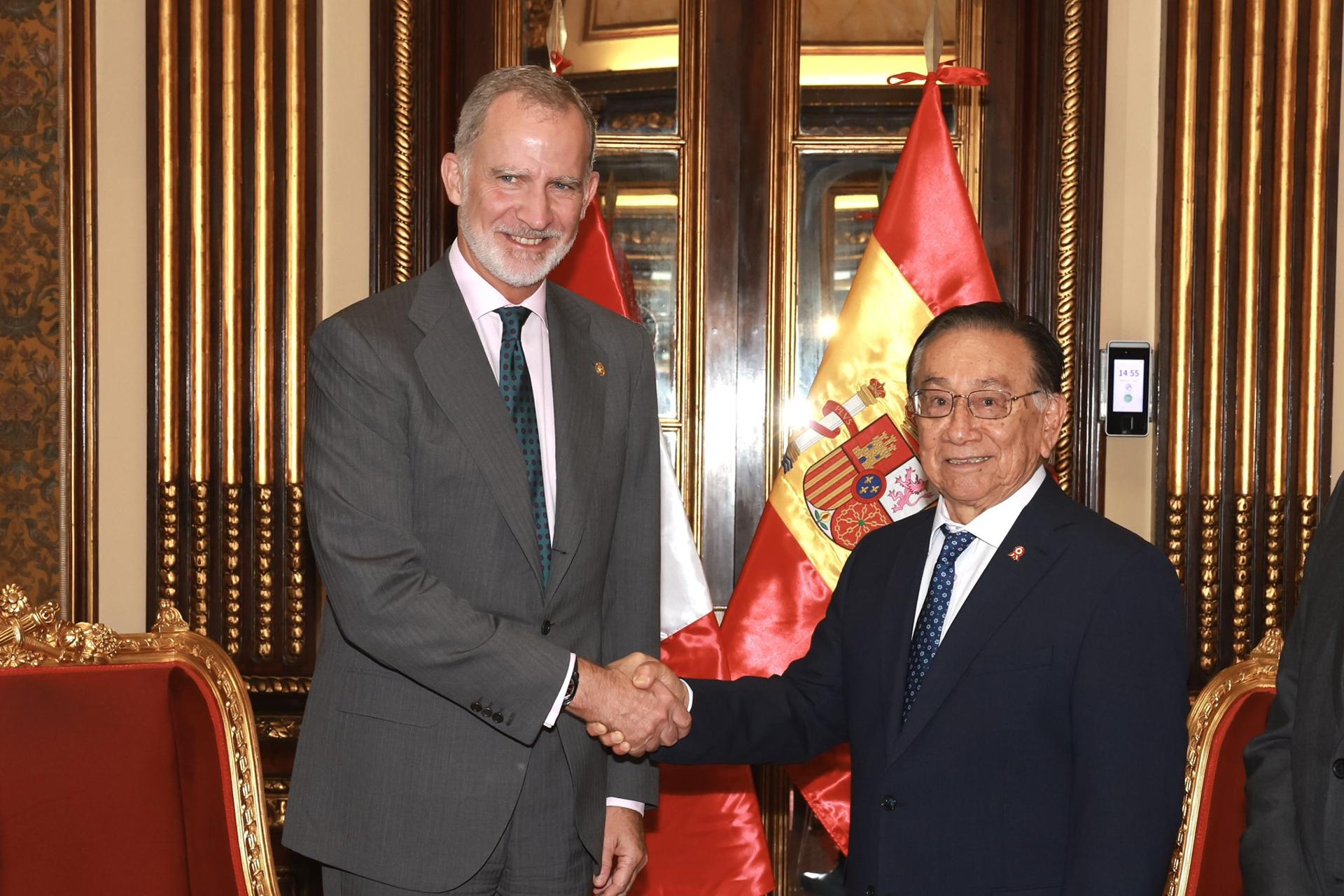 El rey de España se reúne con presidente interino de Perú y resaltan «históricos lazos de amistad»