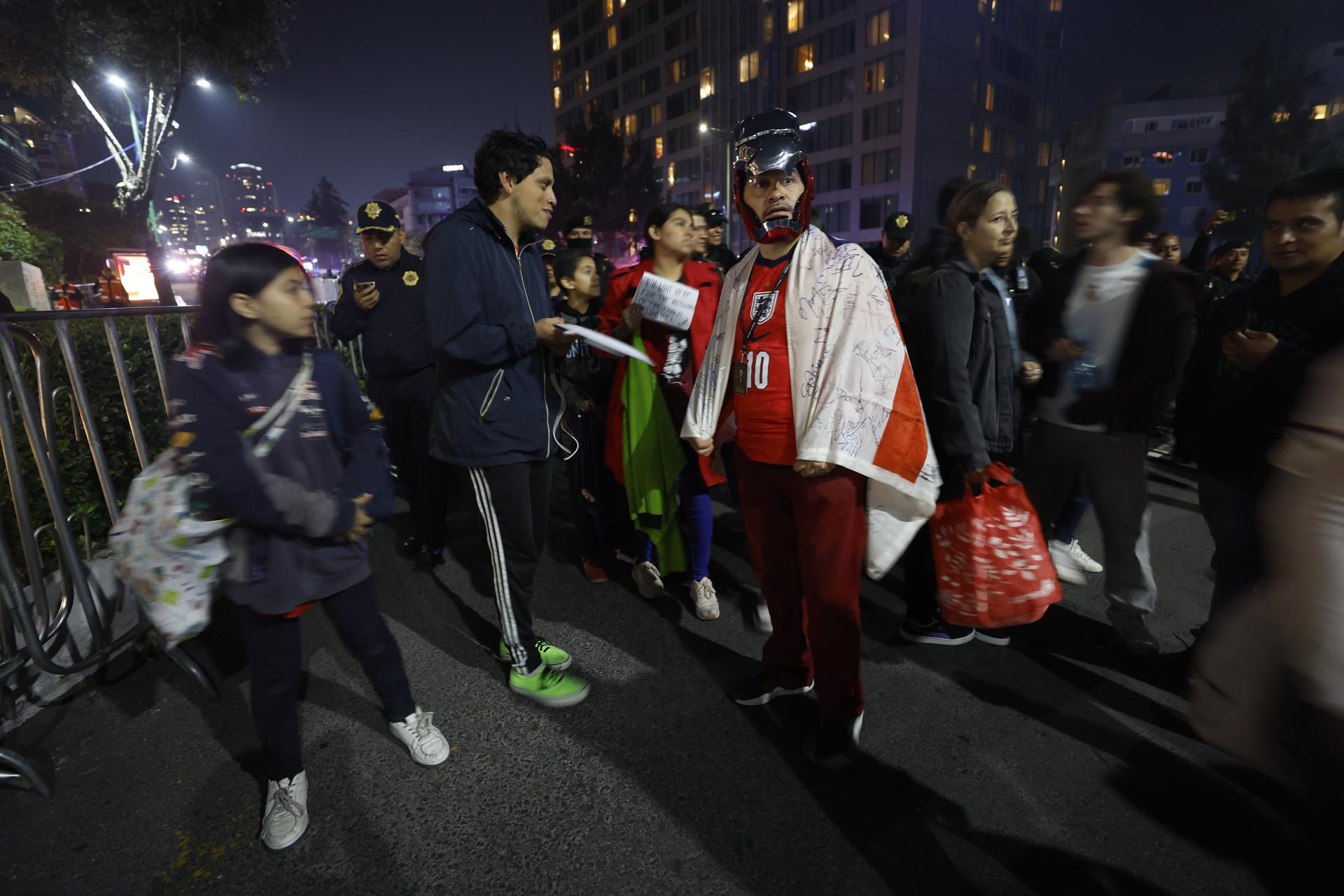 Policía desaloja a los hinchas mexicanos de los alrededores del hotel de Inglaterra
