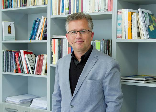 Leonardo Valencia dice que la literatura ecuatoriana se conectó al mundo por la migración
