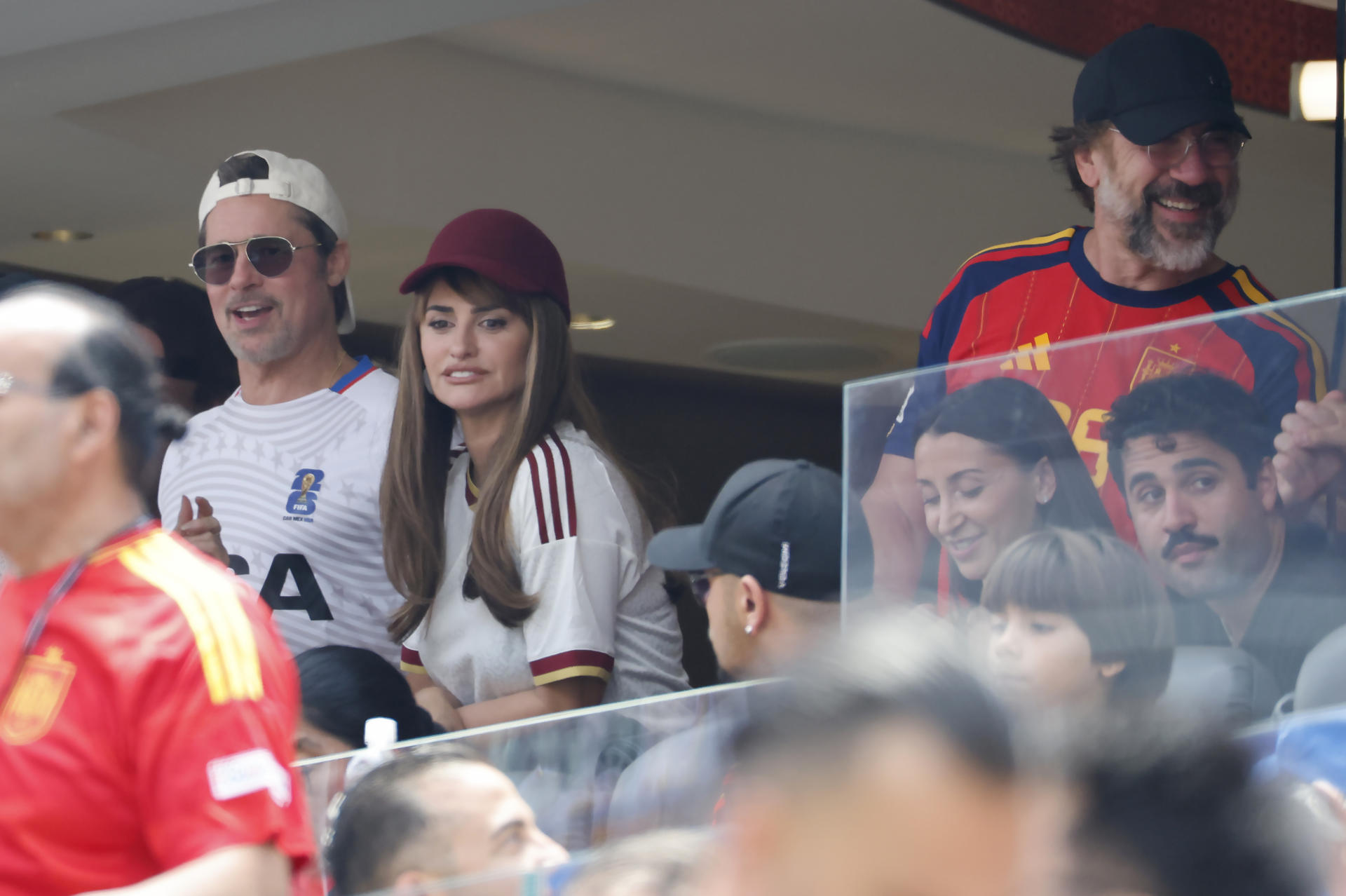 Pitt, Penélope Cruz y Bardem, entre el público del España-Bélgica