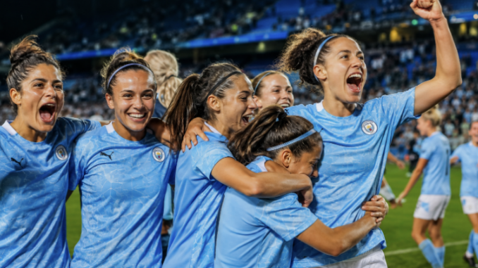 Alt: El equipo femenino del Manchester City celebra la victoria