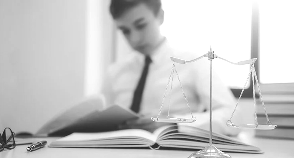 Ética profesional: Estudiante de Derecho en Guayaquil revela engaño legal a dos hermanas
