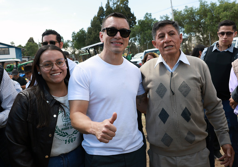 Ecuador: Government delivers 27 tractors to support Tungurahua farmers